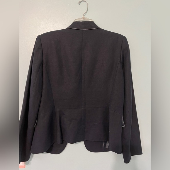 Chic Navy Blazer with White Accents - Picture 3 of 3